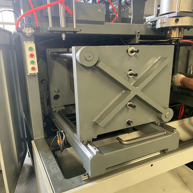 90 screw semi-automatic fully hydraulic dual-station single-chamber blow molding machine, can produce plastic barrels up to 20 liters