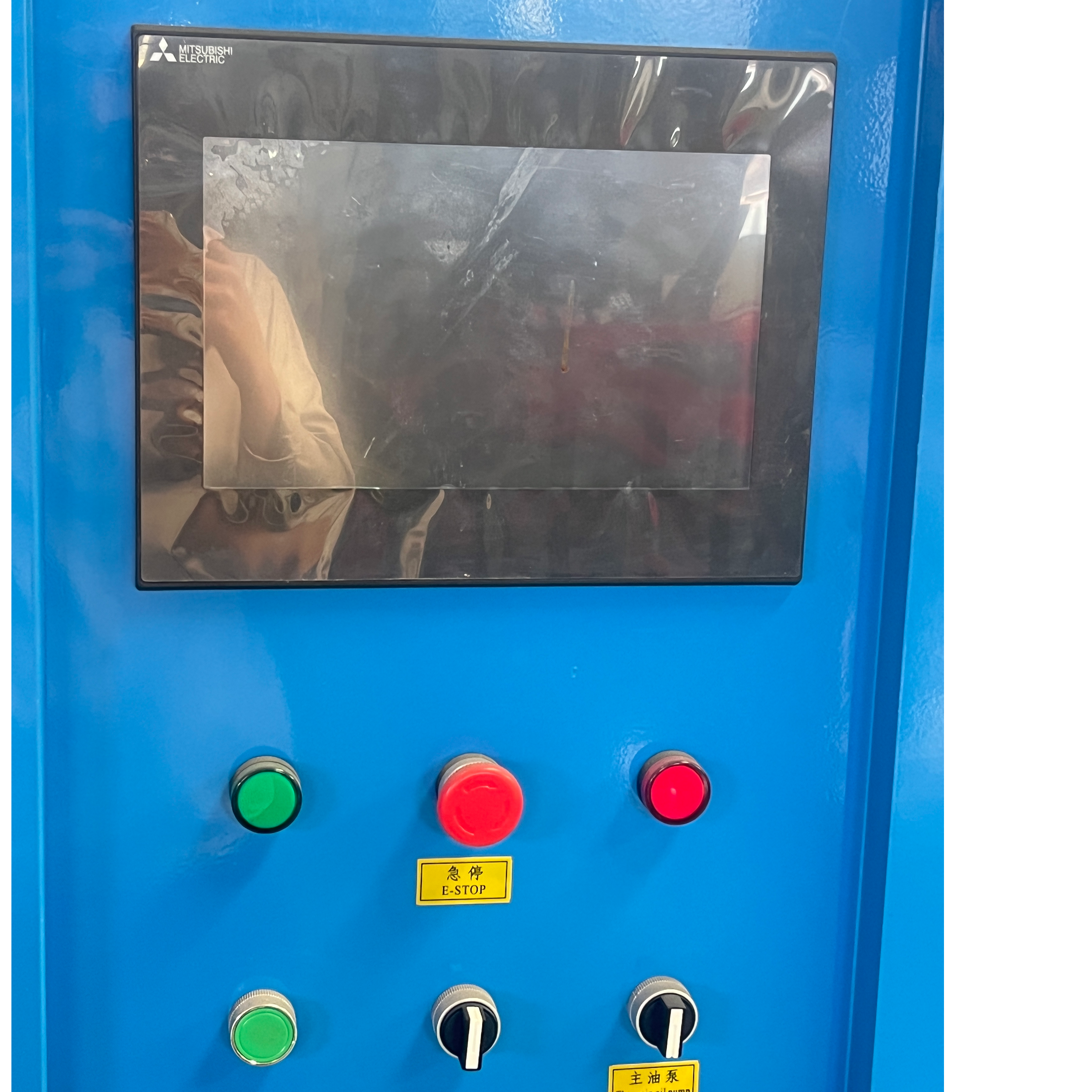70 Screw, Fully Automatic Servo Hydraulic Blow Molding Machine, 2 Stations, 1 Chamber, Maximum Capacity for Producing 5L Bottles.