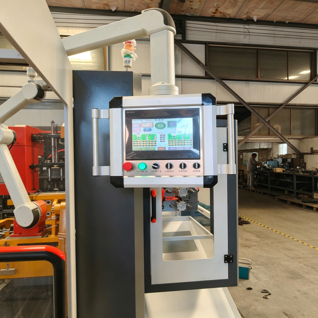 80mm screw fully automatic servo hydraulic blow molding machine, 2 stations, 6 cavities, used to produce small bottles or small hollow plastic products