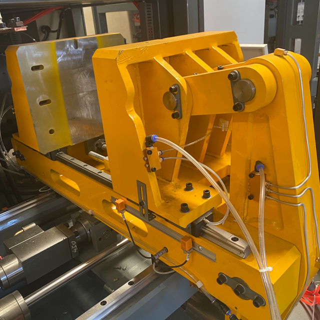 70 Screw, Fully Automatic Servo Hydraulic Blow Molding Machine, 2 Stations, 4 Cavities, Maximum Capacity for Producing 250ml Bottles.