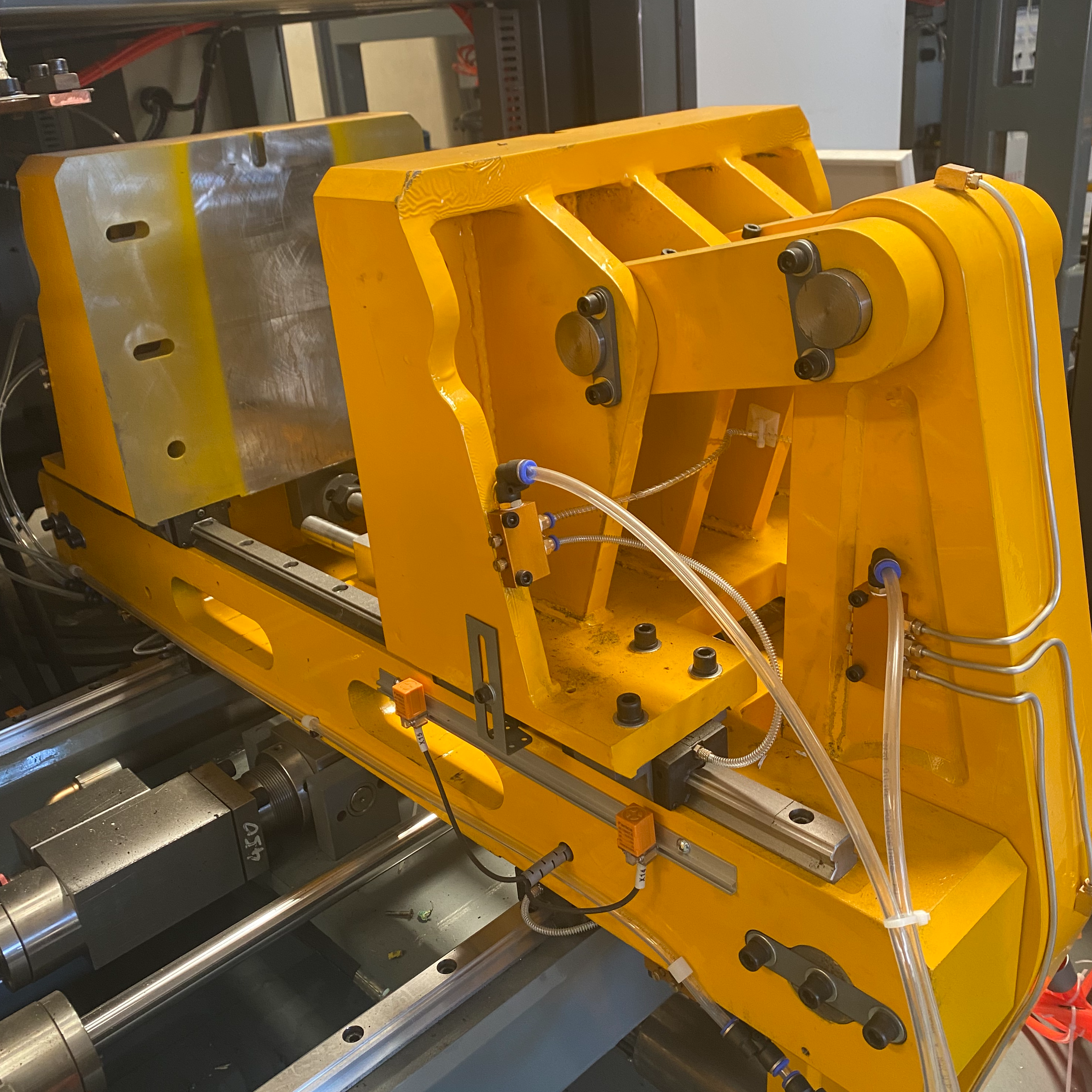 70 Screw, Fully Automatic Servo Hydraulic Blow Molding Machine, 2 Stations, 4 Cavities, Maximum Capacity for Producing 250ml Bottles.