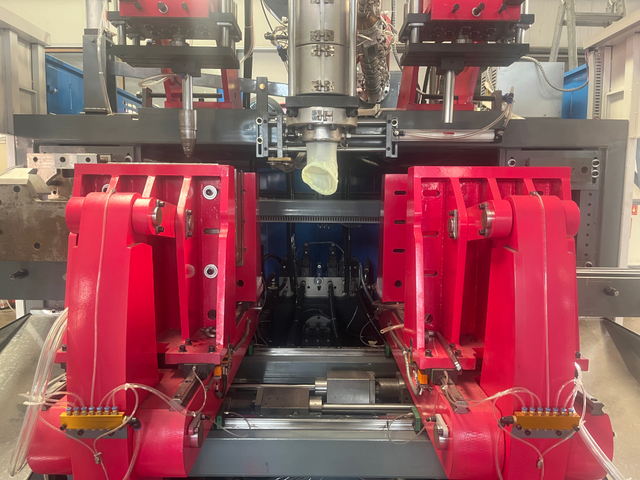 70 Screw, Fully Automatic Servo Hydraulic Blow Molding Machine, 2 Stations, 1 Chamber, Maximum Capacity for Producing 5L Bottles.