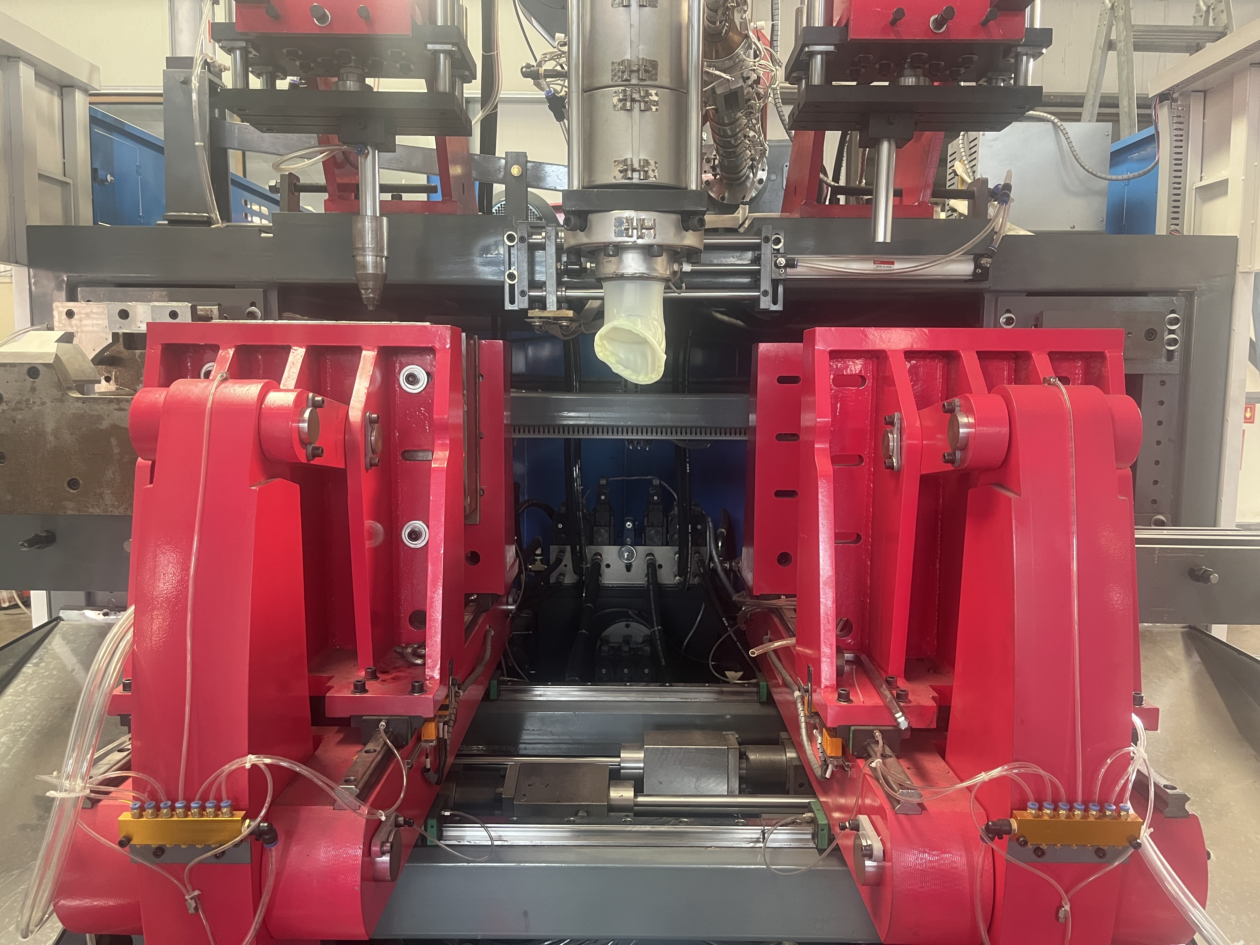 70 Screw, Fully Automatic Servo Hydraulic Blow Molding Machine, 2 Stations, 1 Chamber, Maximum Capacity for Producing 5L Bottles.