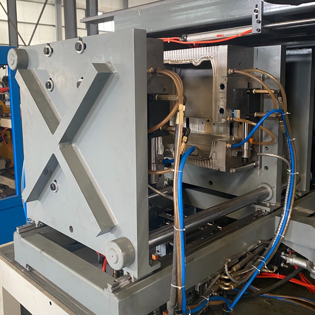 90 Screw Semi-automatic Fully Hydraulic 1-station 1-cavity Blow Molding Machine, Can Produce Plastic Barrels Up To 25 Liters