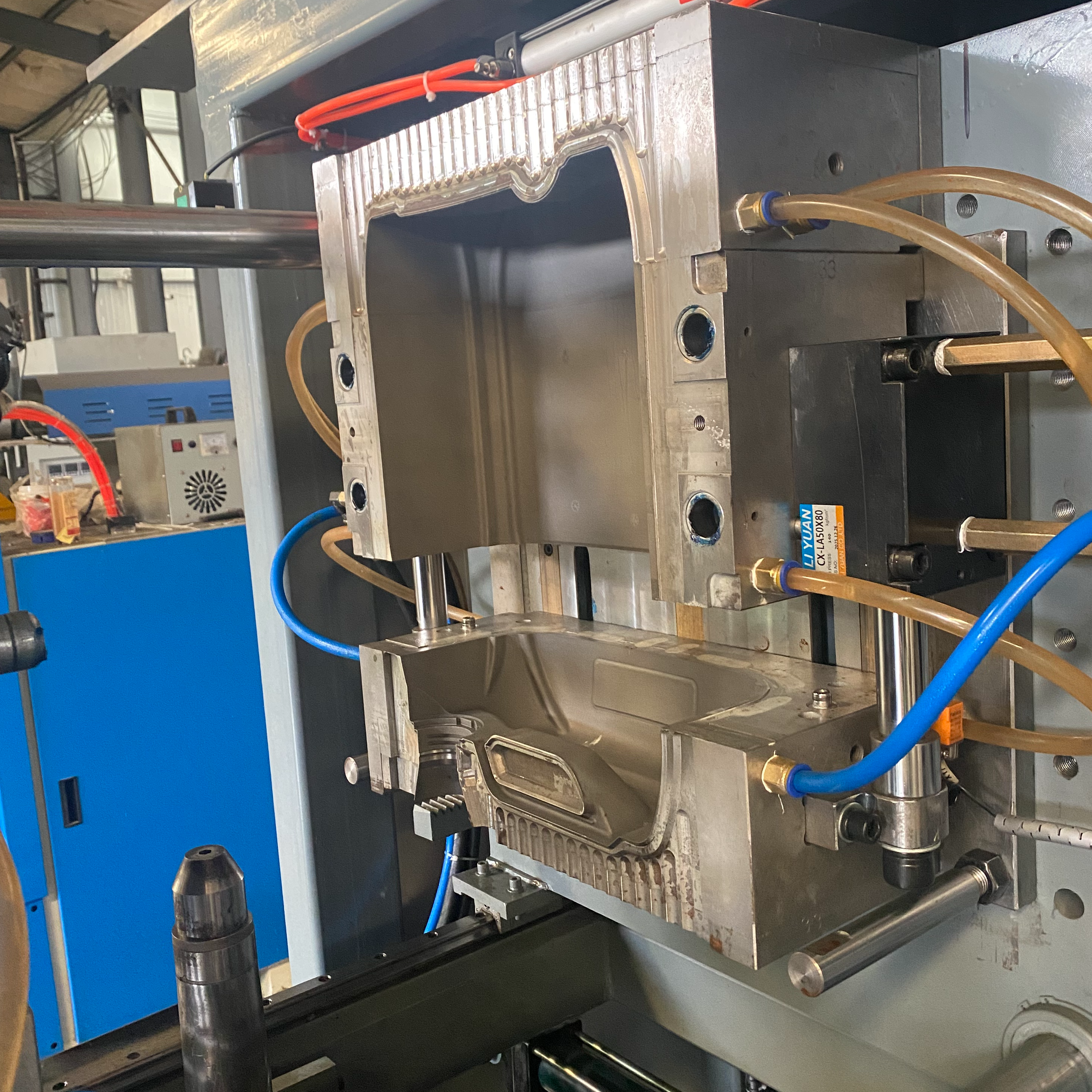 90 Screw Semi-automatic Fully Hydraulic 1-station 1-cavity Blow Molding Machine, Can Produce Plastic Barrels Up To 25 Liters