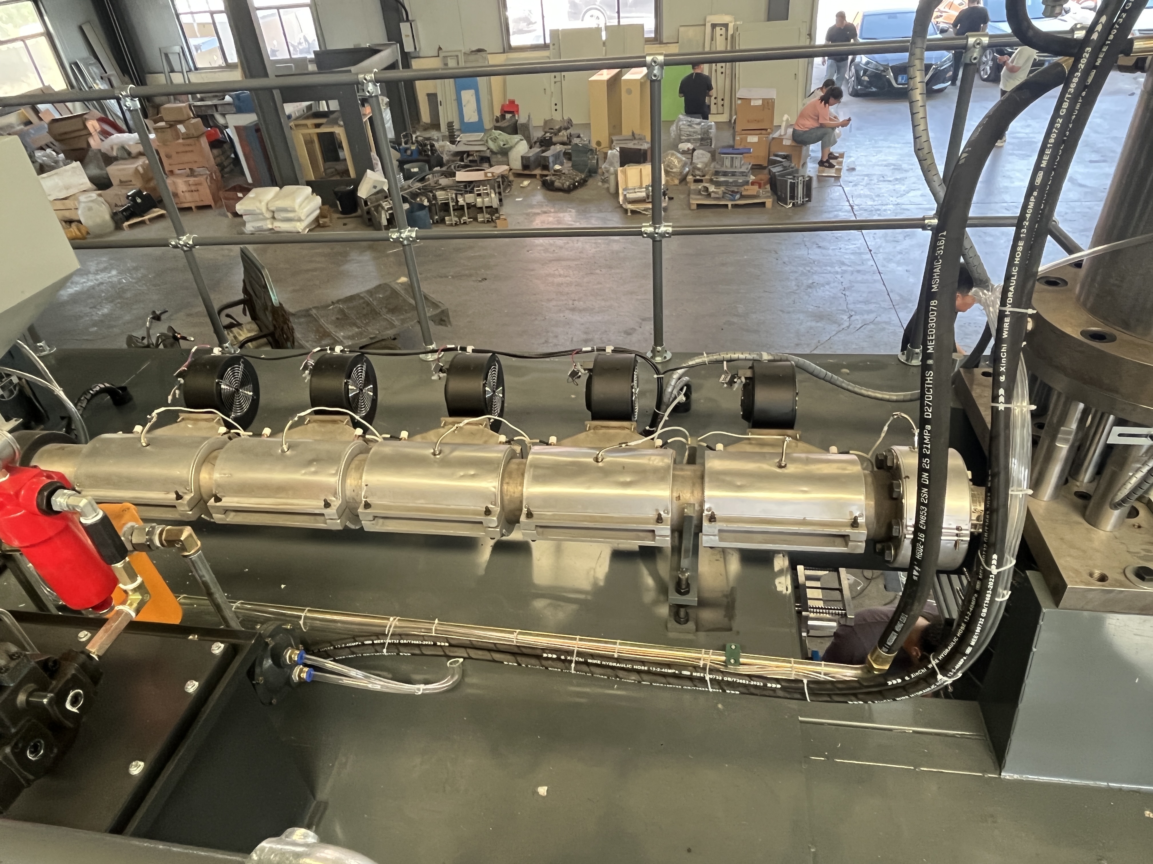 70 Screw, Fully Automatic Servo Hydraulic Blow Molding Machine, 2 Stations, 1 Chamber, Maximum Capacity for Producing 5L Bottles.